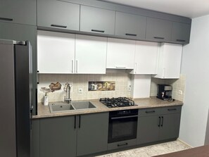 Jääkaappi, mikroaaltouuni, uuni, liesi