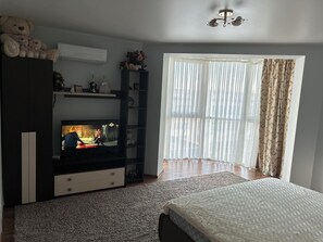 1 habitación, tabla de planchar con plancha, wifi y ropa de cama 