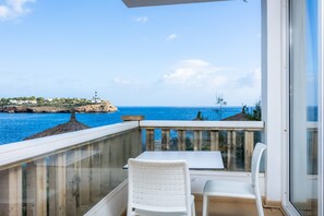 Outdoor dining - Apartment 'Sea View Room 003' with Shared Pool, Wi-Fi and Air Conditioning (Portocolom)
