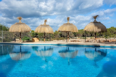 Apartment 'Pool View Room 101' with Shared Pool, Wi-Fi and Air Conditioning