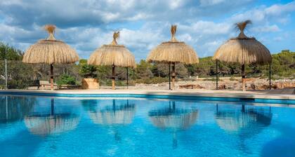 Apartment 'Pool View Room 101' with Shared Pool, Wi-Fi and Air Conditioning