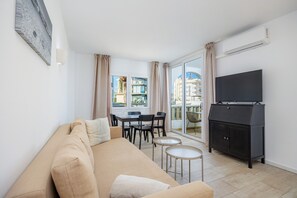 TV - Apartment 'Pool View Room 101' with Shared Pool, Wi-Fi and Air Conditioning (Portocolom)