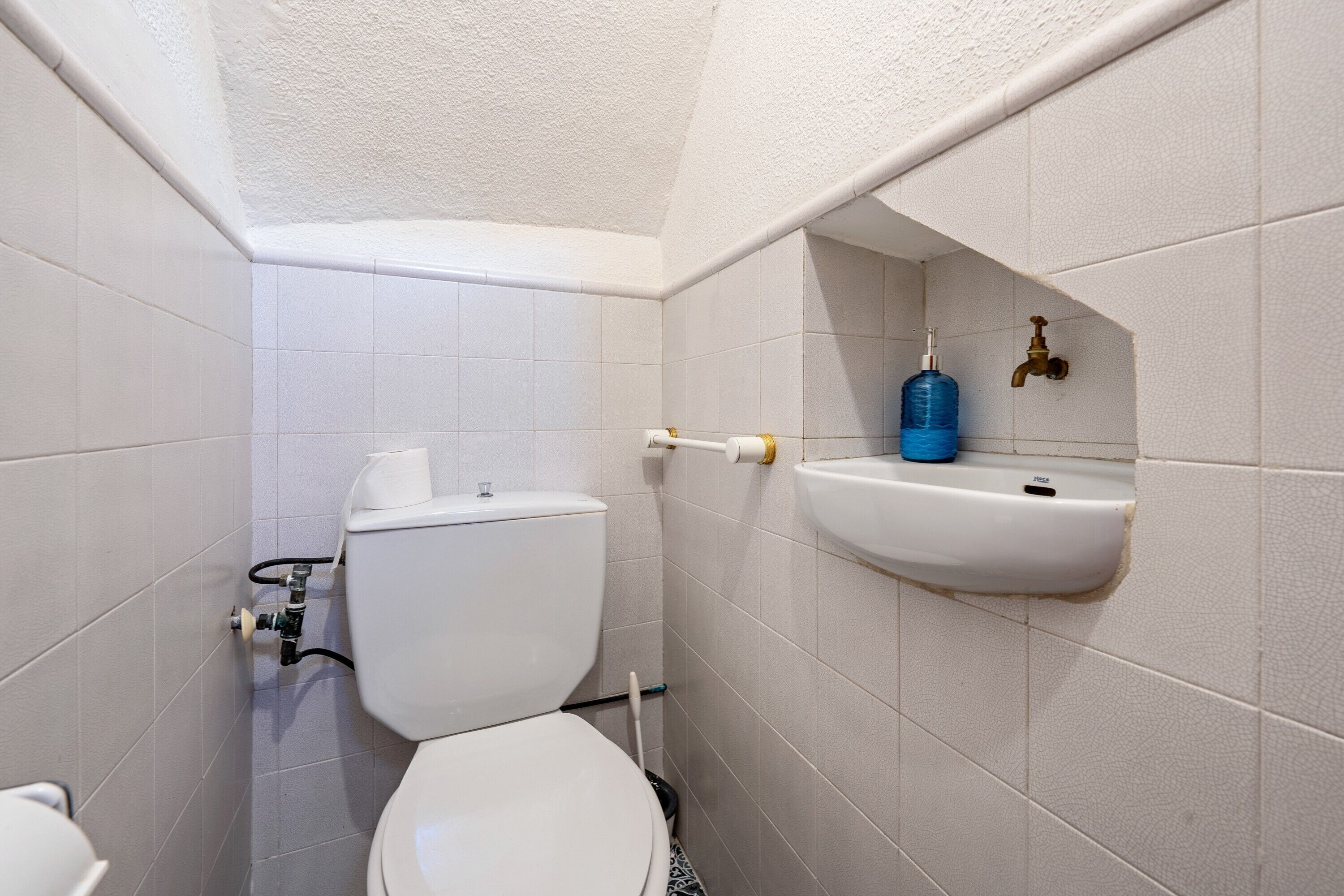 Douche, sèche-cheveux, serviettes fournies