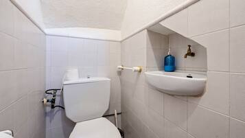 Douche, sĂšche-cheveux, serviettes fournies