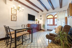 Interior - Holiday Home 'Maria' with Mountain View, Balcony and Wi-Fi (Santes Creus)