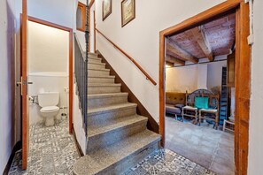 Interior - Holiday Home 'Maria' with Mountain View, Balcony and Wi-Fi (Santes Creus)