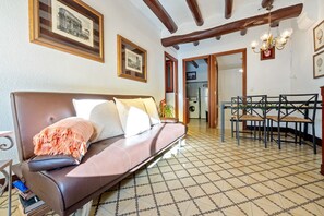 Interior - Holiday Home 'Maria' with Mountain View, Balcony and Wi-Fi (Santes Creus)