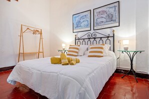 4 slaapkamers, een strijkplank/strijkijzer, gratis wifi, beddengoed