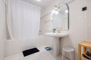 Shower, hair dryer, towels - Holiday Home 'Maria' with Mountain Views, Balcony and Wi-Fi (Santes Creus)