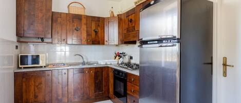 電子レンジ、オーブン、コンロ、コーヒー / ティーメーカー