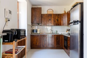 Microwave, oven, stovetop, coffee/tea maker