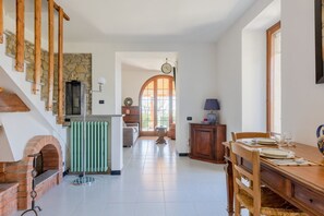 Interior - Villa Hannah in the hills with panoramic views (Castel Rigone)