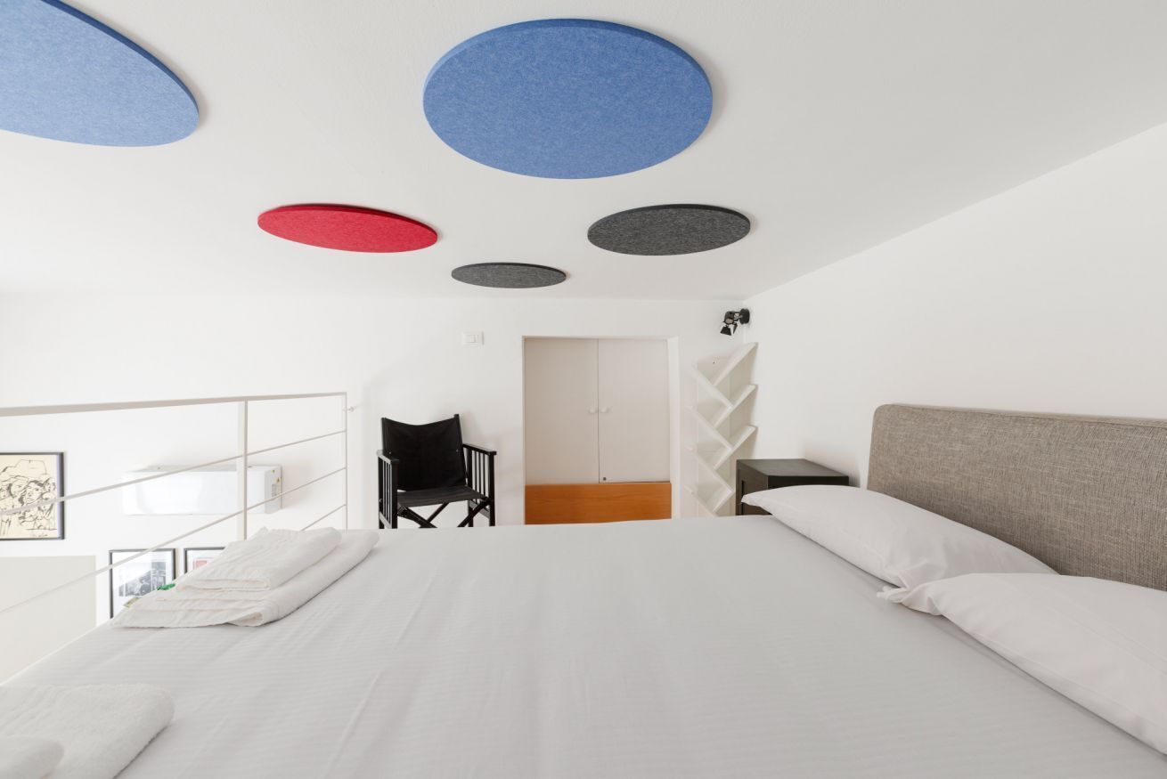 Tabla de planchar con plancha, wifi y ropa de cama 