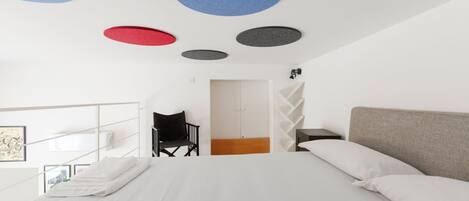 Tabla de planchar con plancha, wifi y ropa de cama