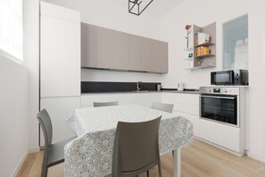 Fridge, microwave, oven, stovetop - GuestHost - MM Jerusalem Subway Loft x4 (Milano)