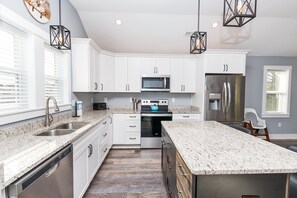 冰箱、微波炉、烤箱、炉灶