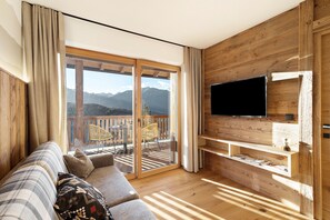 TV - Apartment 'Karspitz' with Mountain View, Private Terrace and Wi-Fi (Rodengo)