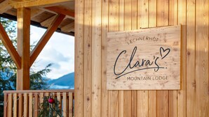 Puinen kyltti, jossa lukee: »LECHNERHOF, Claran vuoristomaja».