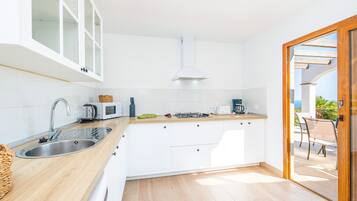 Een koelkast, een magnetron, een kookplaat