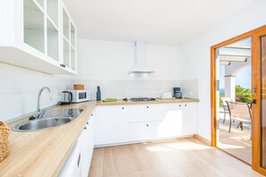 Réfrigérateur, micro-ondes, plaque de cuisson, cafetière/bouilloire