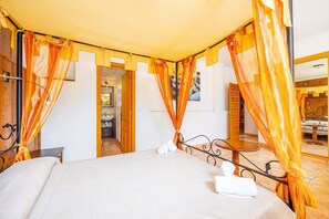 5 bedrooms, free WiFi, bed sheets