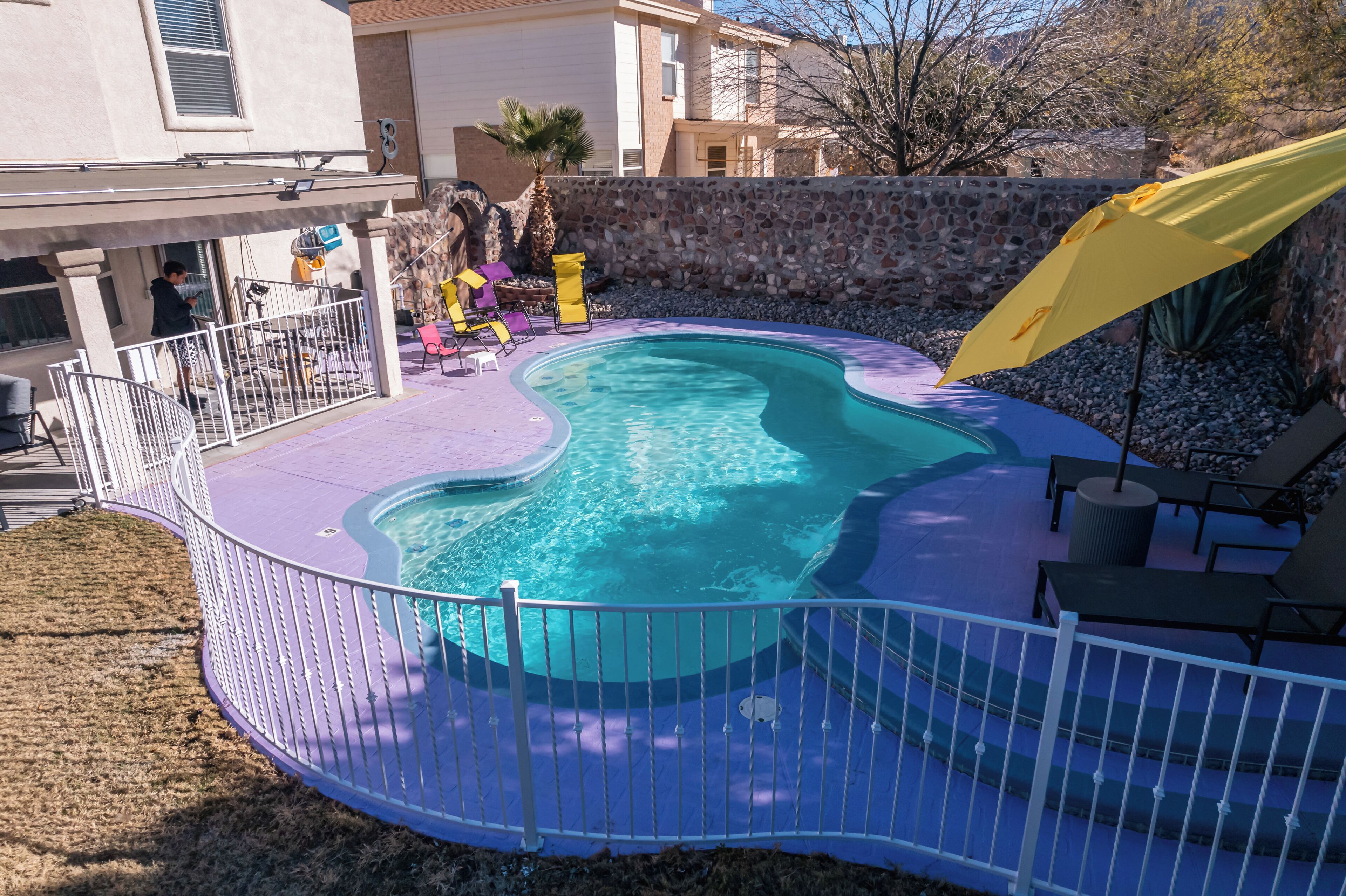 Een buitenzwembad en een verwarmd zwembad