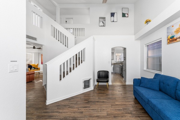 Smart TV, lareira, livros