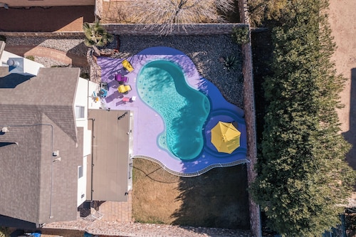 Franklin Luxe Oasis with Swimming pool and EV charging.