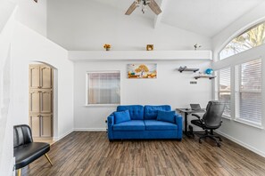 Téléviseur connecté, foyer, livres