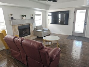 Téléviseur connecté, foyer, livres