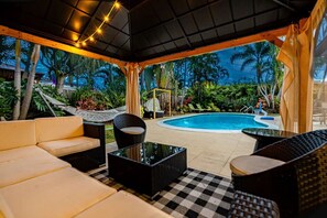 A heated pool - Paradise Palms Hideaway with Pool & Tiki Hut (Fort Lauderdale)