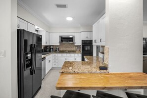 Køleskab, mikrobølgeovn, ovn, kogeplade