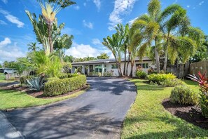 Property grounds - Paradise Palms Hideaway with Pool & Tiki Hut (Fort Lauderdale)