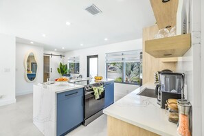 Een koelkast, een microgolfoven, een oven, een kookplaat