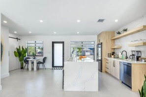 冷蔵庫、電子レンジ、オーブン、コンロ