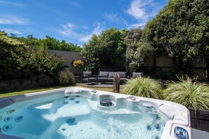 Outdoor spa tub - Close to Beach | Spacious | Outdoor Living - KK00379 (Kaikoura)