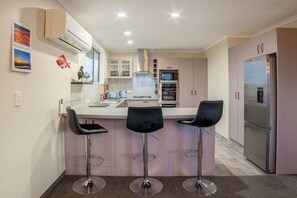 Fridge, microwave, oven, stovetop - Close to Beach | Spacious | Outdoor Living - KK00379 (Kaikoura)