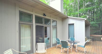 Bailey's Beach Retreat 1 mile from Lake Michigan