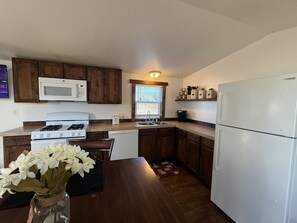 Een koelkast, een microgolfoven, een oven, een kookplaat