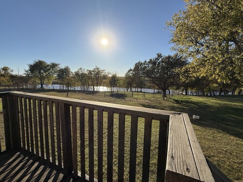 Lakeview Farmhouse Retreat  2BR, 2BA w/ Fishing, Horses, Cows & Stunning Sunsets