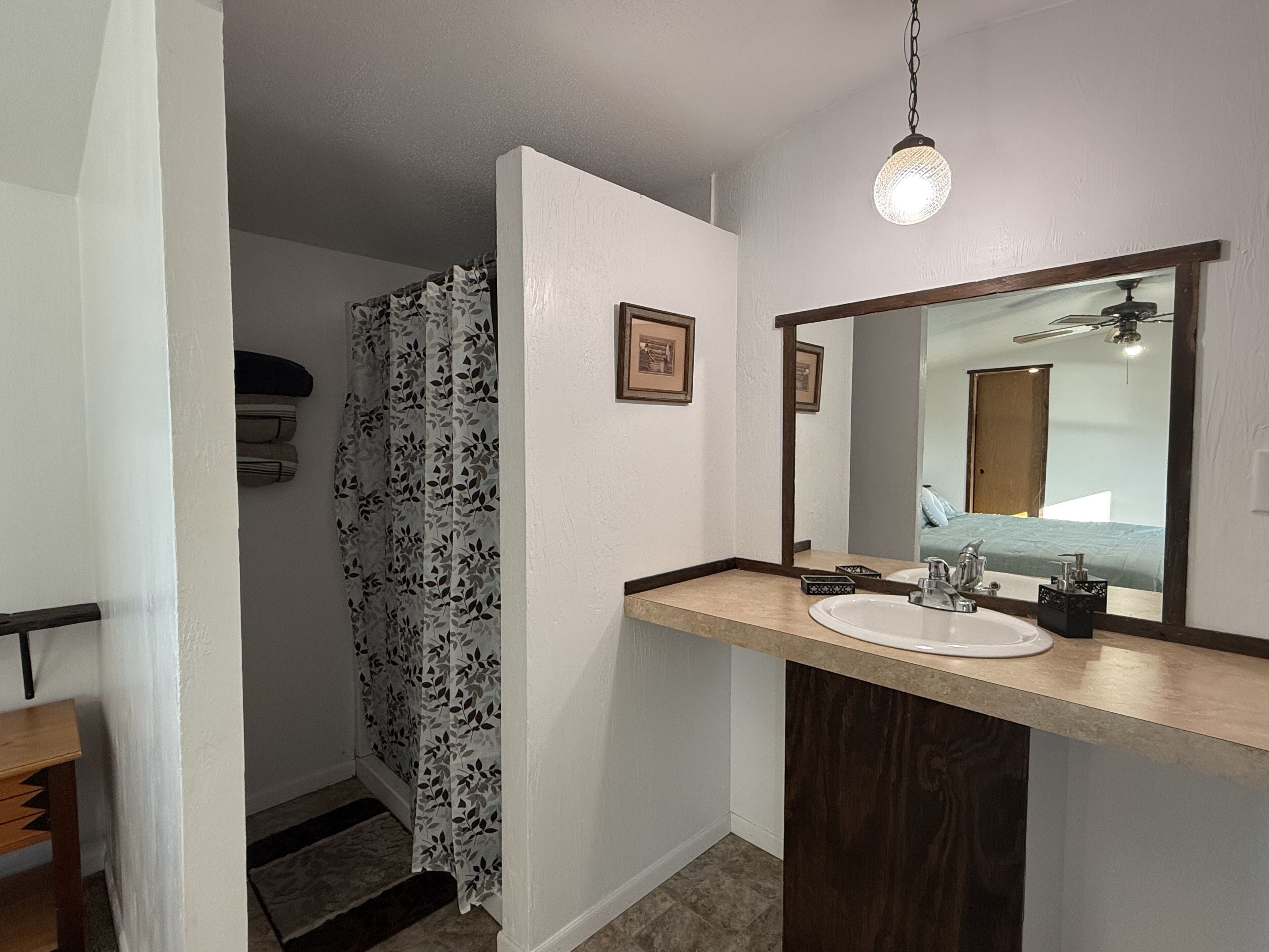 Een douche, handdoeken, zeep, toiletpapier