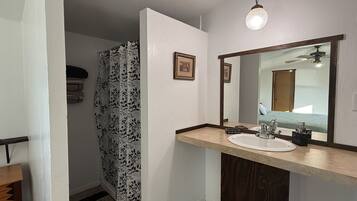 Een douche, handdoeken, zeep, toiletpapier