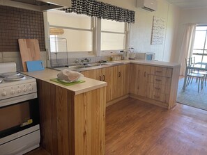 Jääkaappi, mikroaaltouuni, uuni, liesi