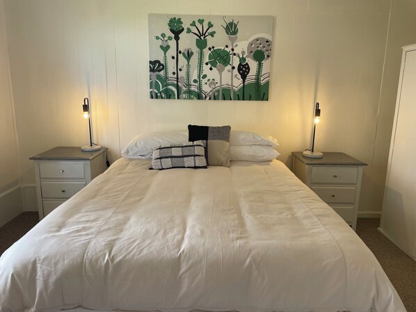 3 makuuhuonetta, silitysrauta/-lauta, vuodevaatteet