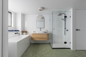 Articles de toilette écologiques, sÚche-cheveux, serviettes fournies