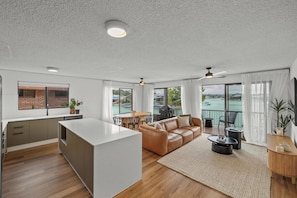 TV - Ali's Waterfront Escape - Kayaks, Fishing, Beach (Tweed Heads)