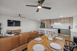 Interior - Ali's Waterfront Escape - Kayaks, Fishing, Beach (Tweed Heads)