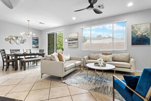 TV - Vegas Getaway 3BD Home- Pool & Garage Parking (Henderson)