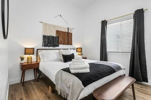 5 habitaciones, escritorio y tabla de planchar con plancha