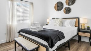 5 soverom, skrivebord, strykejern/-brett og reiseseng for barn